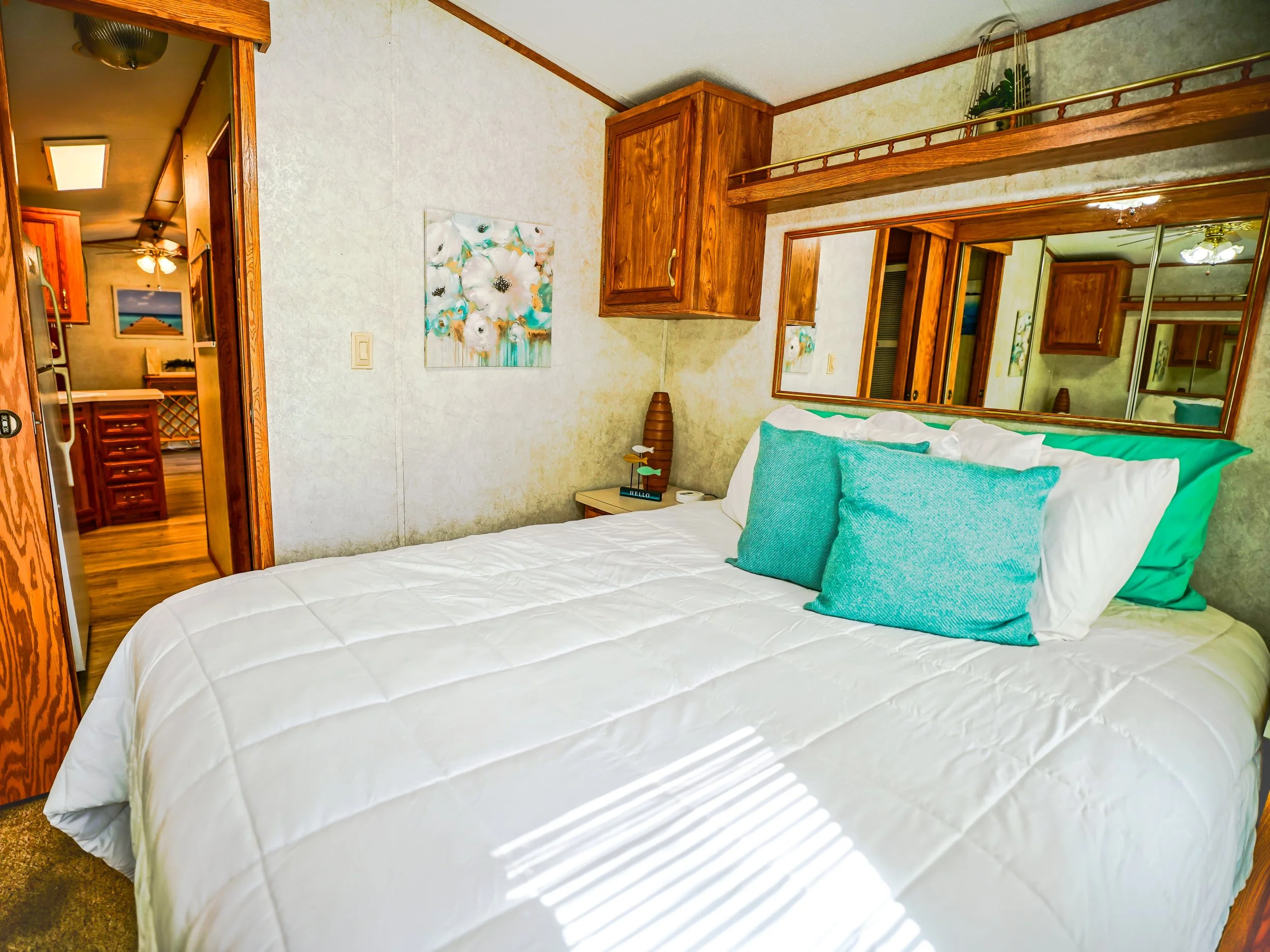 Holiday Hills Lakeside Place 1 main room 