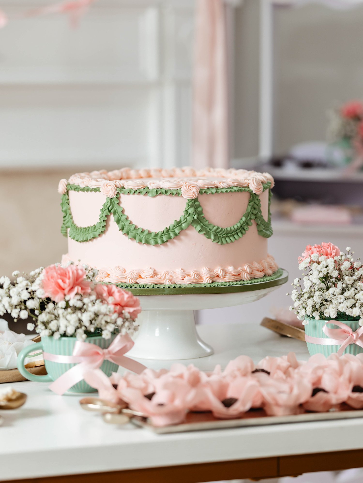 Pastel celebration cake and florals at Lorena and Tom’s baby shower