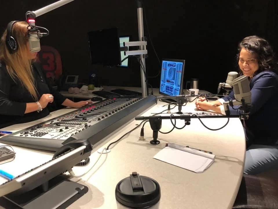 La abogada Karla M. Vallés en una cabina de radio local