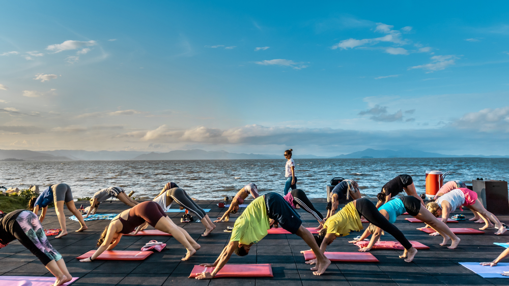 Aula de Yoga ao ar livre na Arena Unimed, na Beira Mar Norte