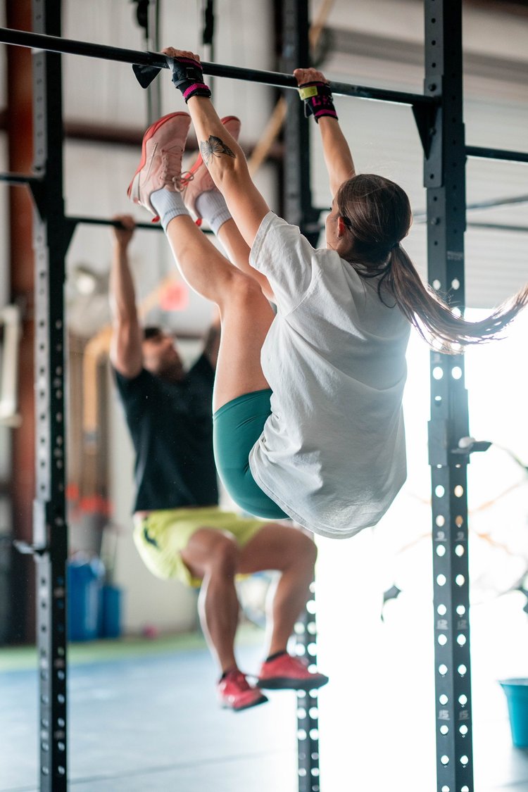 Members doing pull-ups side by side at Einhorn Training Co.