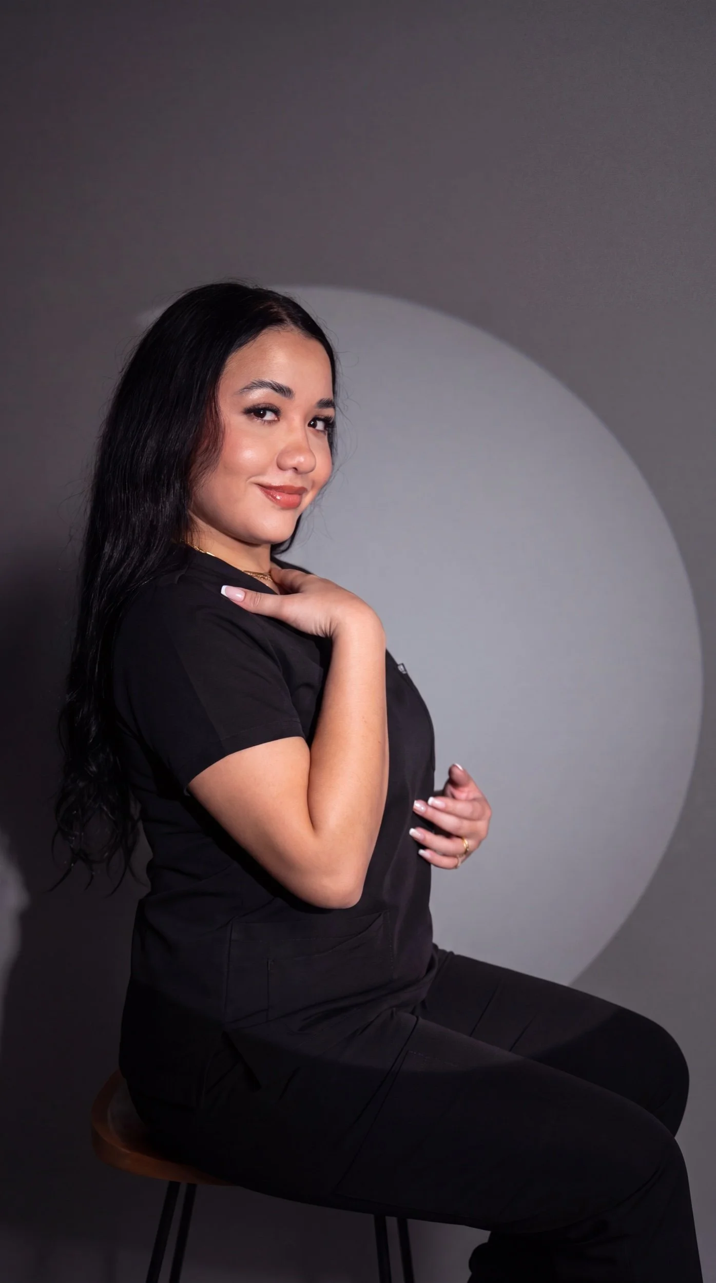 Stefania, fundadora de Teffy’s Beauty Lounge, con uniforme negro