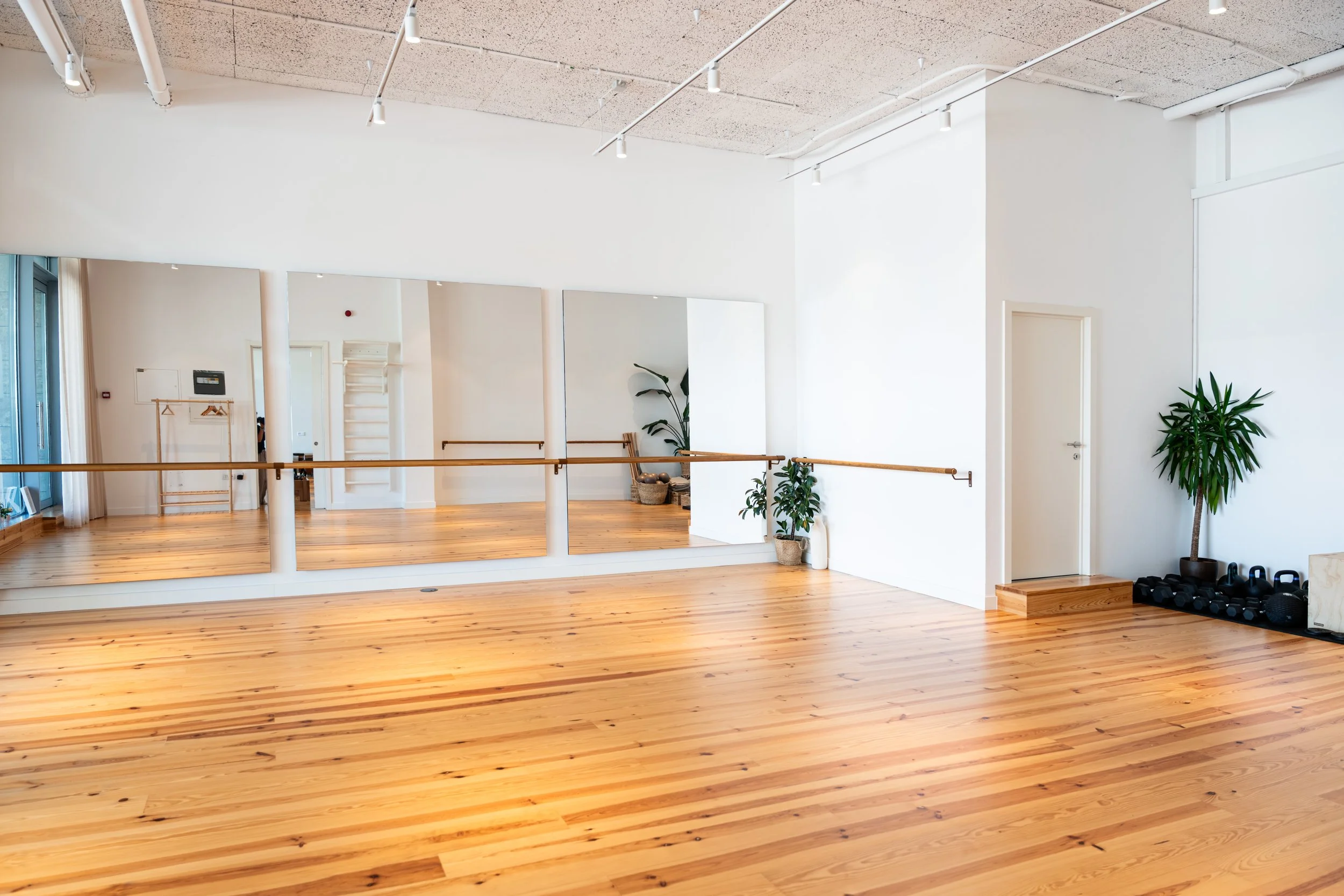Estúdio de Pilates com equipamentos especializados para aulas individuais e pequenos grupos