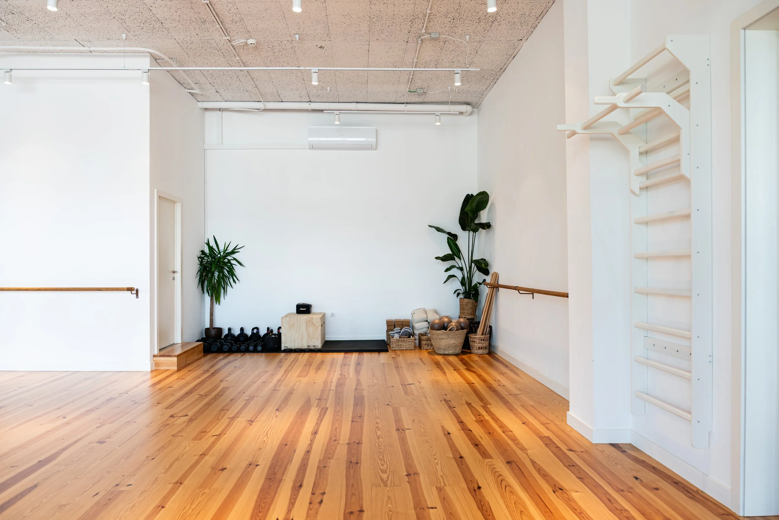 Espaço amplo e versátil para aulas de grupo, workshops, treinos e atividades de movimento