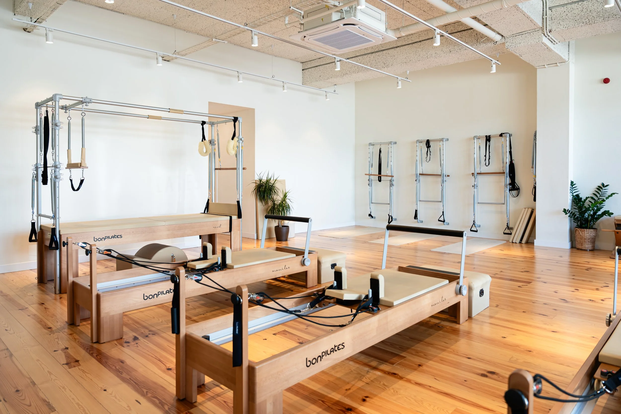 Estúdio de Pilates com equipamentos especializados para aulas individuais e pequenos grupos