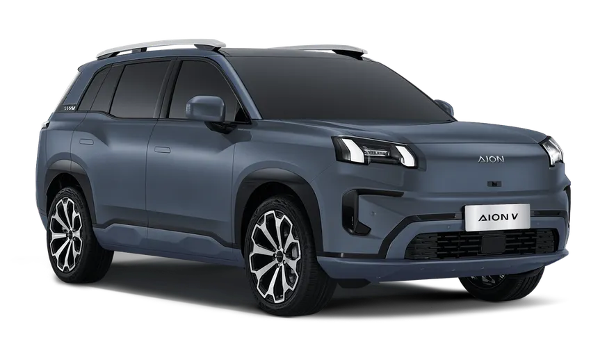 GAC AION V gris en vista frontal tres cuartos, SUV eléctrico con carrocería moderna y rines deportivos