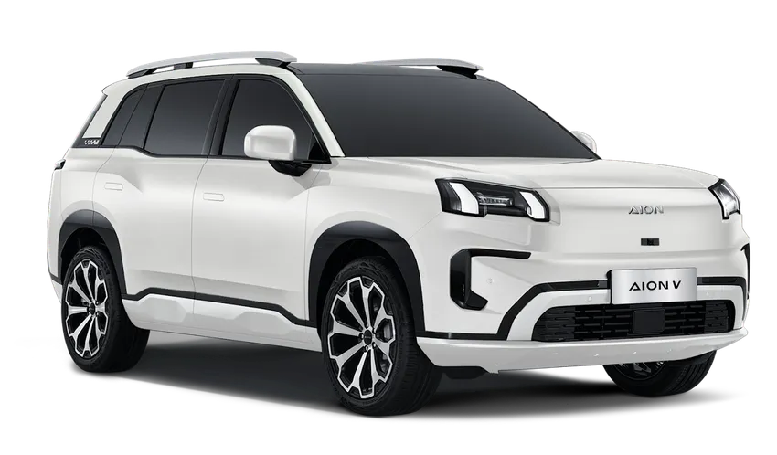 GAC AION V blanco en vista frontal tres cuartos, SUV eléctrico familiar con luces LED