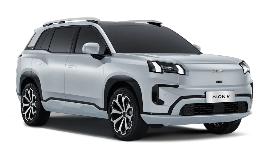 GAC AION V plateado en vista frontal tres cuartos, SUV eléctrico familiar con luces LED