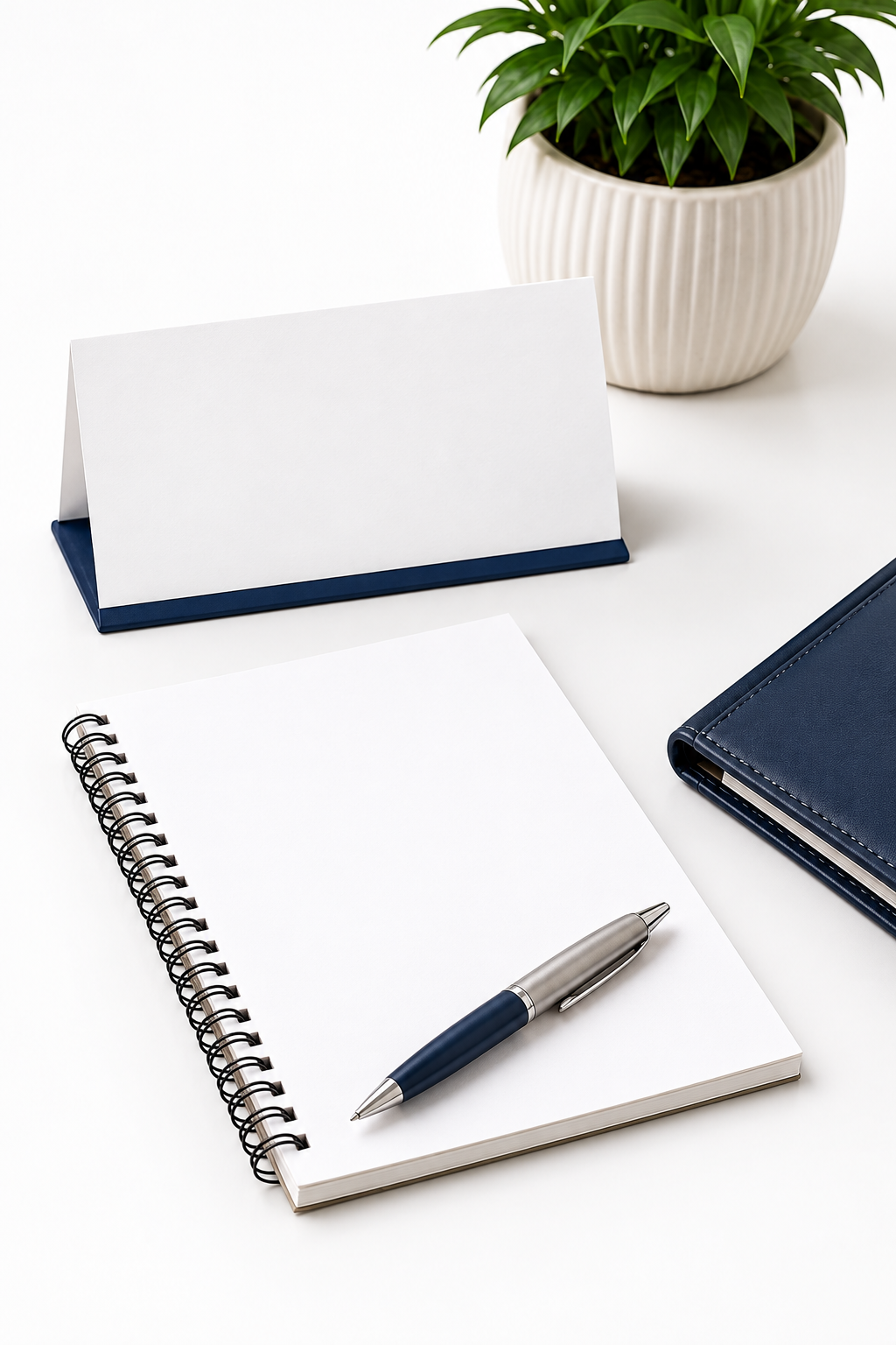 Escritorio organizado con cuaderno, bolígrafo y tarjeta de escritorio