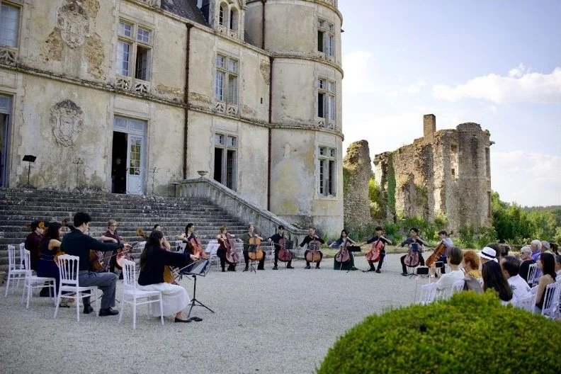 String players performing outdoors at Château de la Flocellière