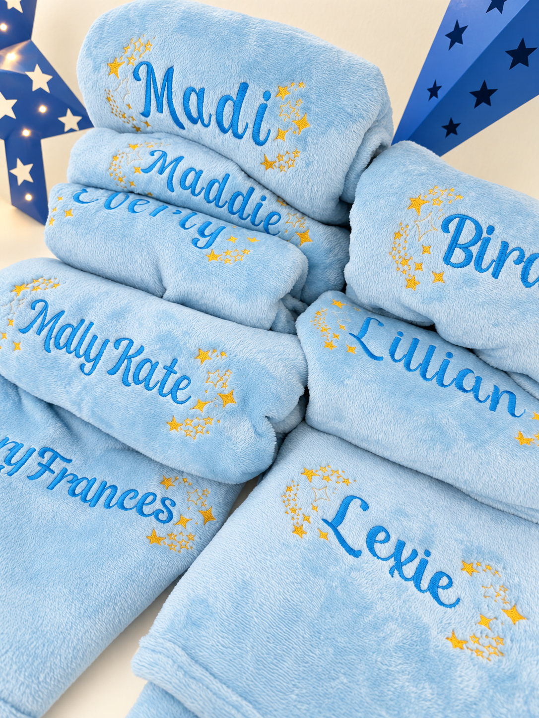 Soft blue blankets embroidered with guests’ names and golden stars