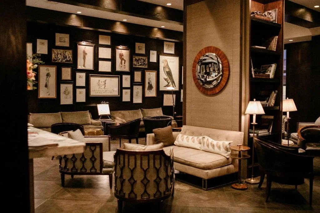 The drawing room off the lobby