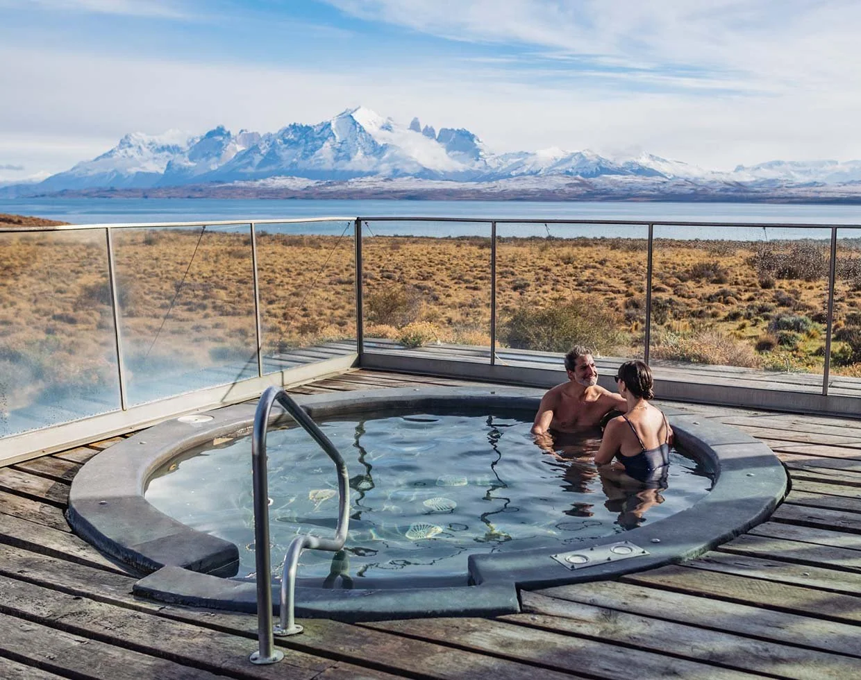 The outdoor hot tub above Lake Sarmiento
