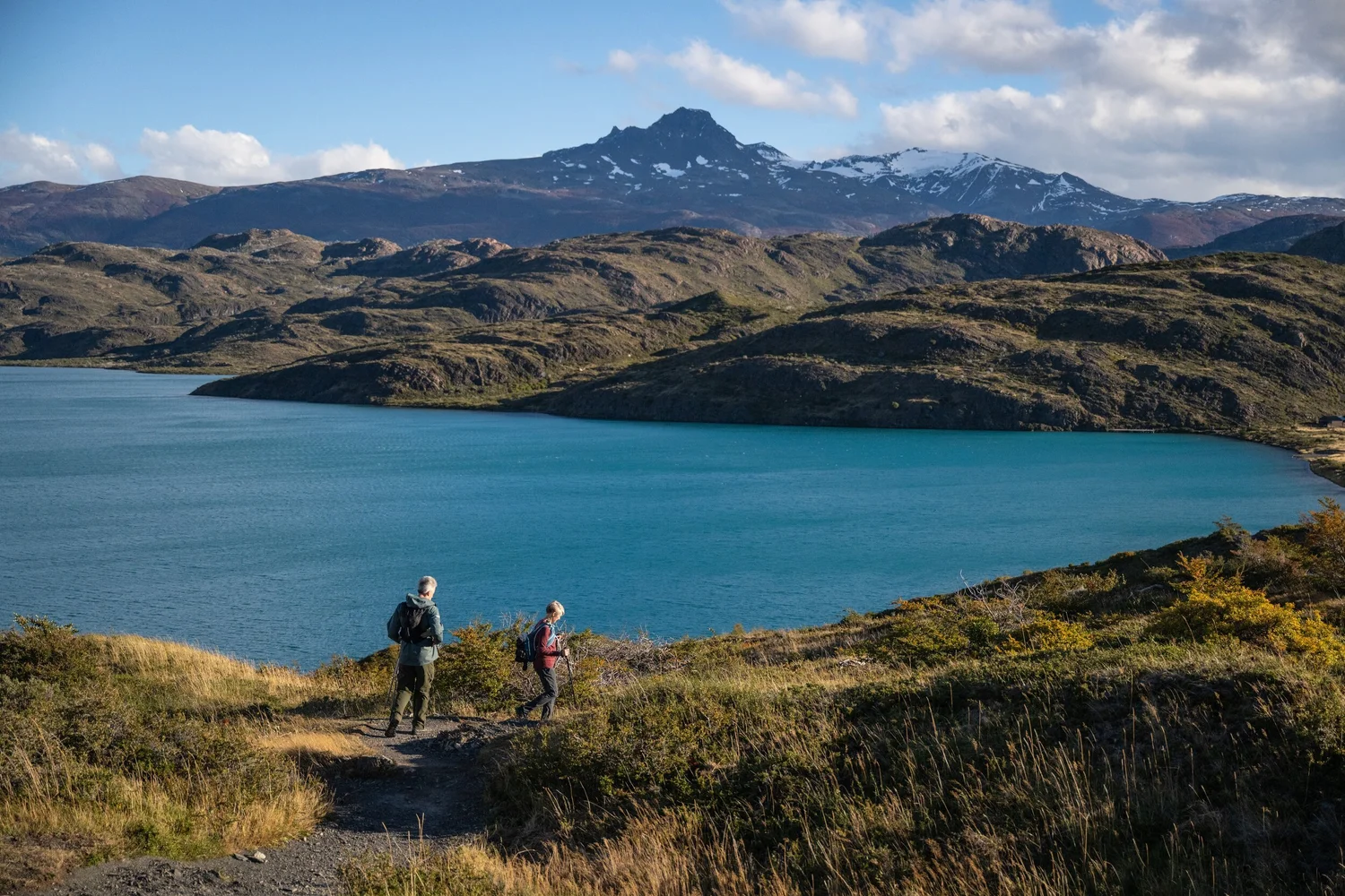 The lakeside path above turquoise water