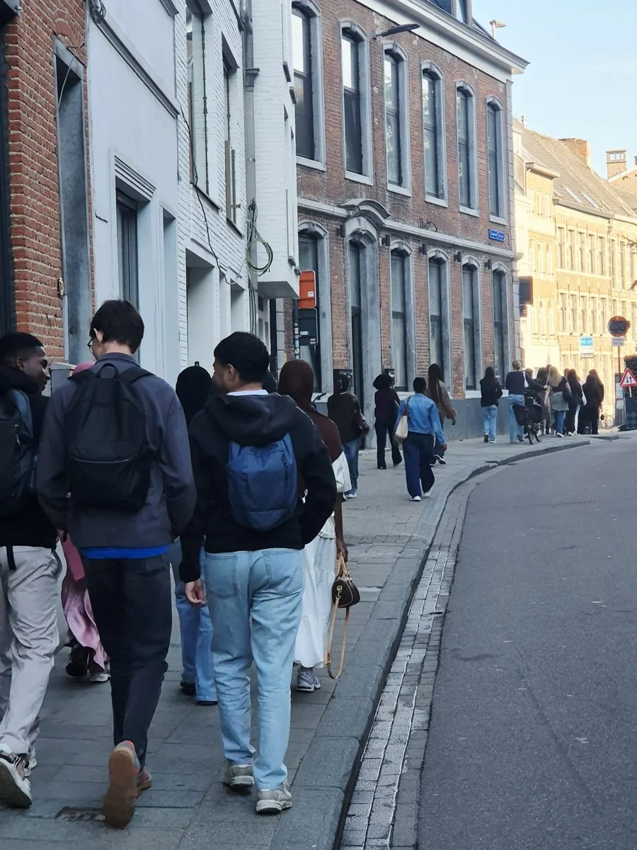 Leerlingen wandelen door een straat in Leuven