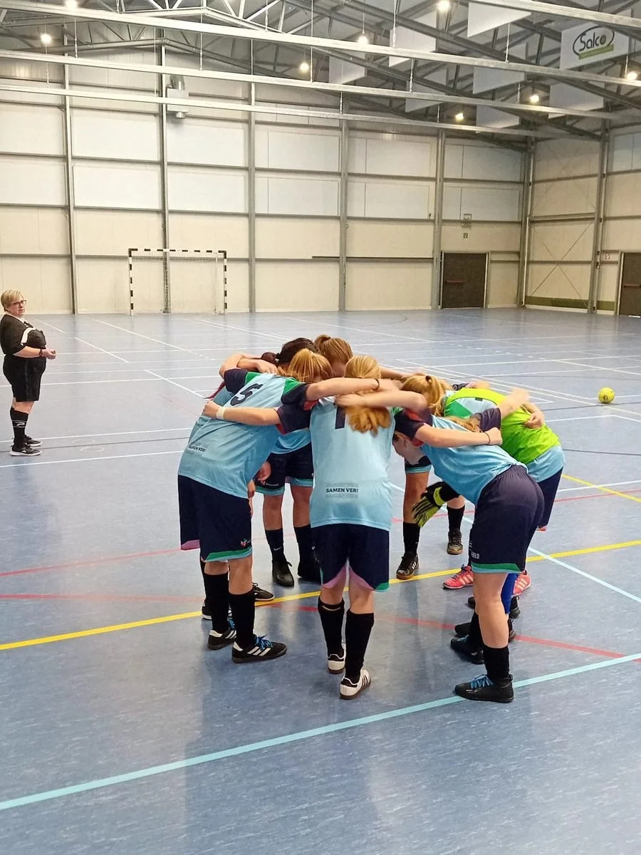 Zaalvoetbalploeg in een kring