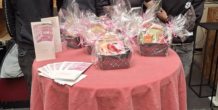 Geschenkmanden op de stand van een mini-onderneming