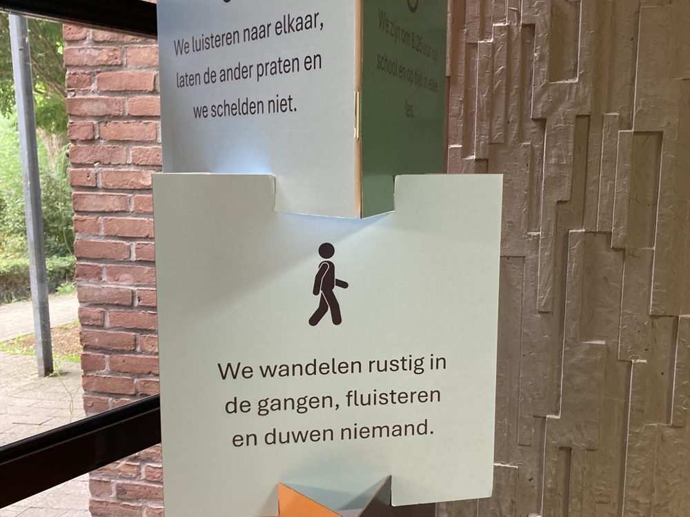 Bord met klasafspraken: we luisteren naar elkaar en wandelen rustig in de gangen