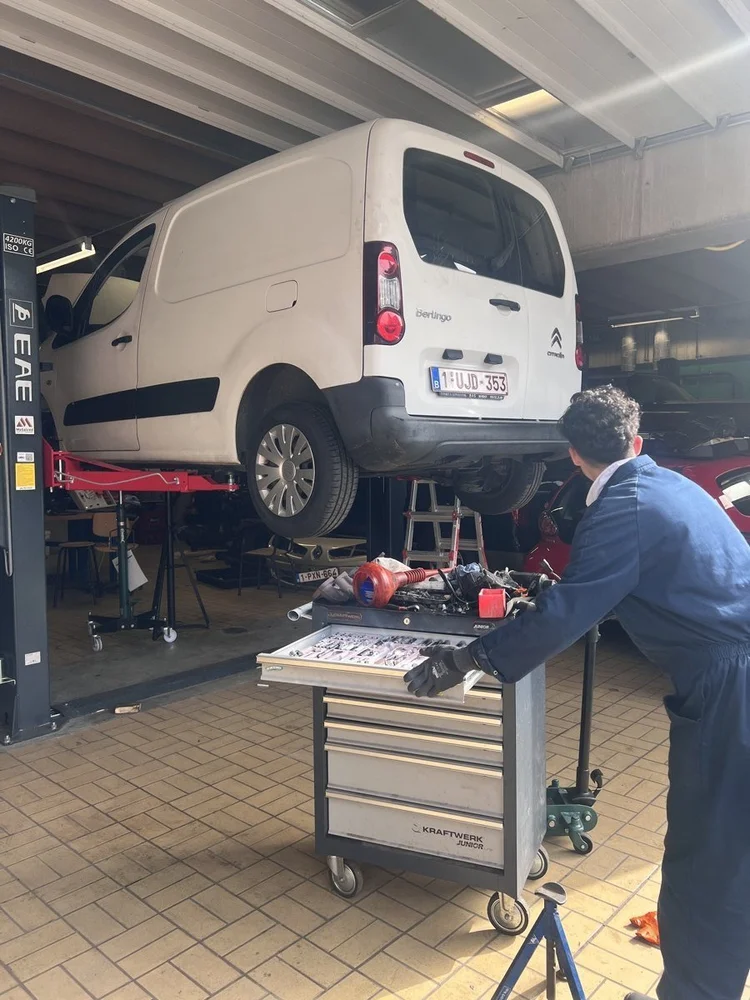 Een bestelwagen op de brug in onze garage