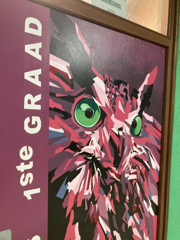 Muurschildering van een uil met het opschrift 1ste graad