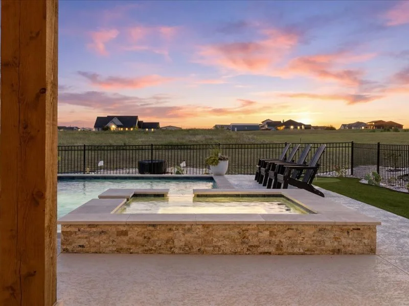 Spa at evening with pool lighting — Grosso residence Salado
