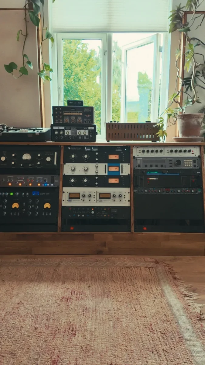 Front view of the analog rack by the window