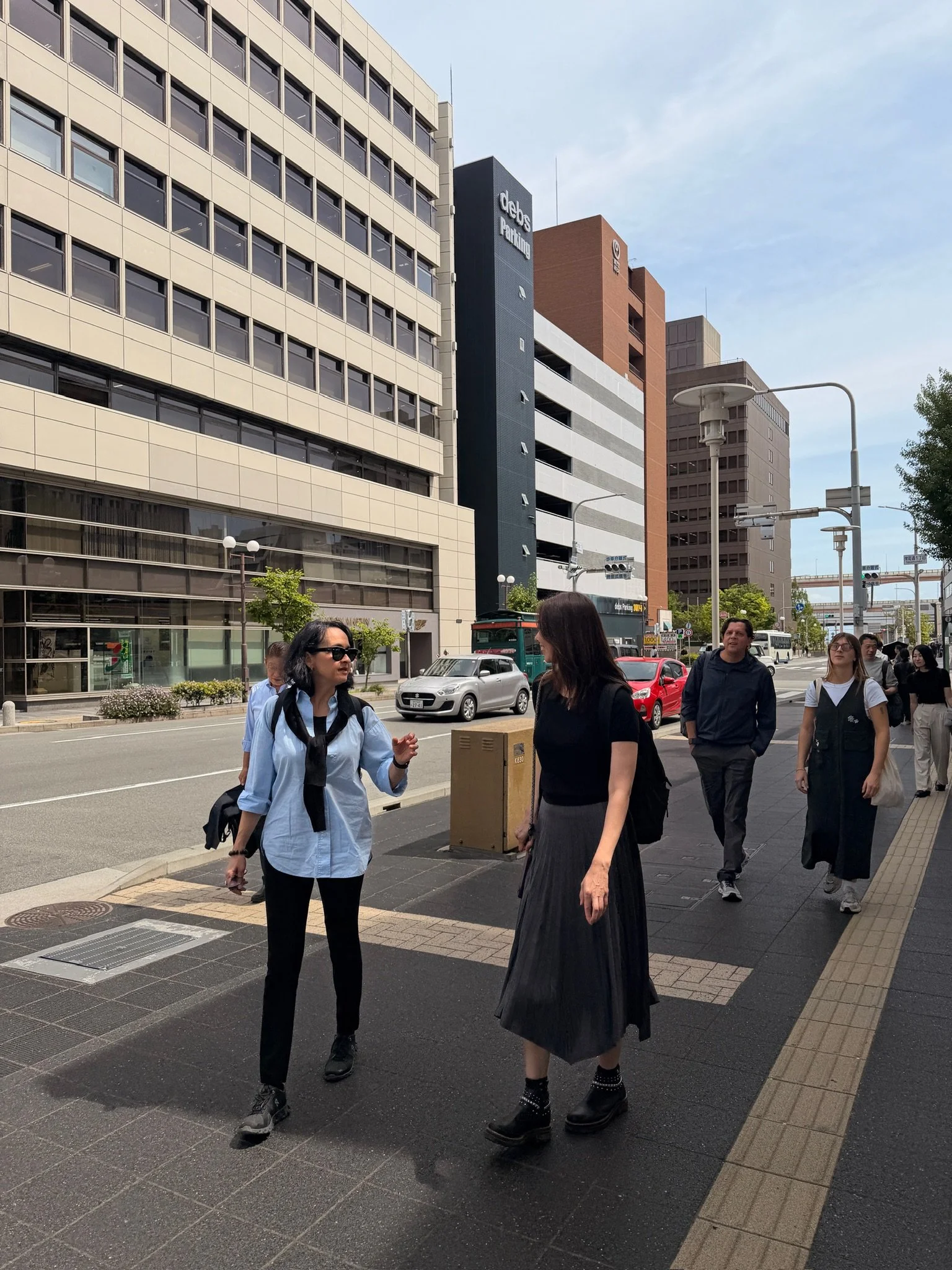 Erika acompaña a un grupo por Kioto