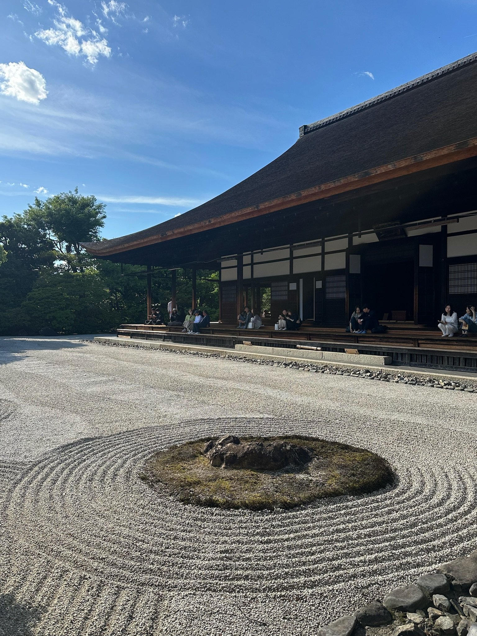 Jardín de grava y arquitectura tradicional japonesa
