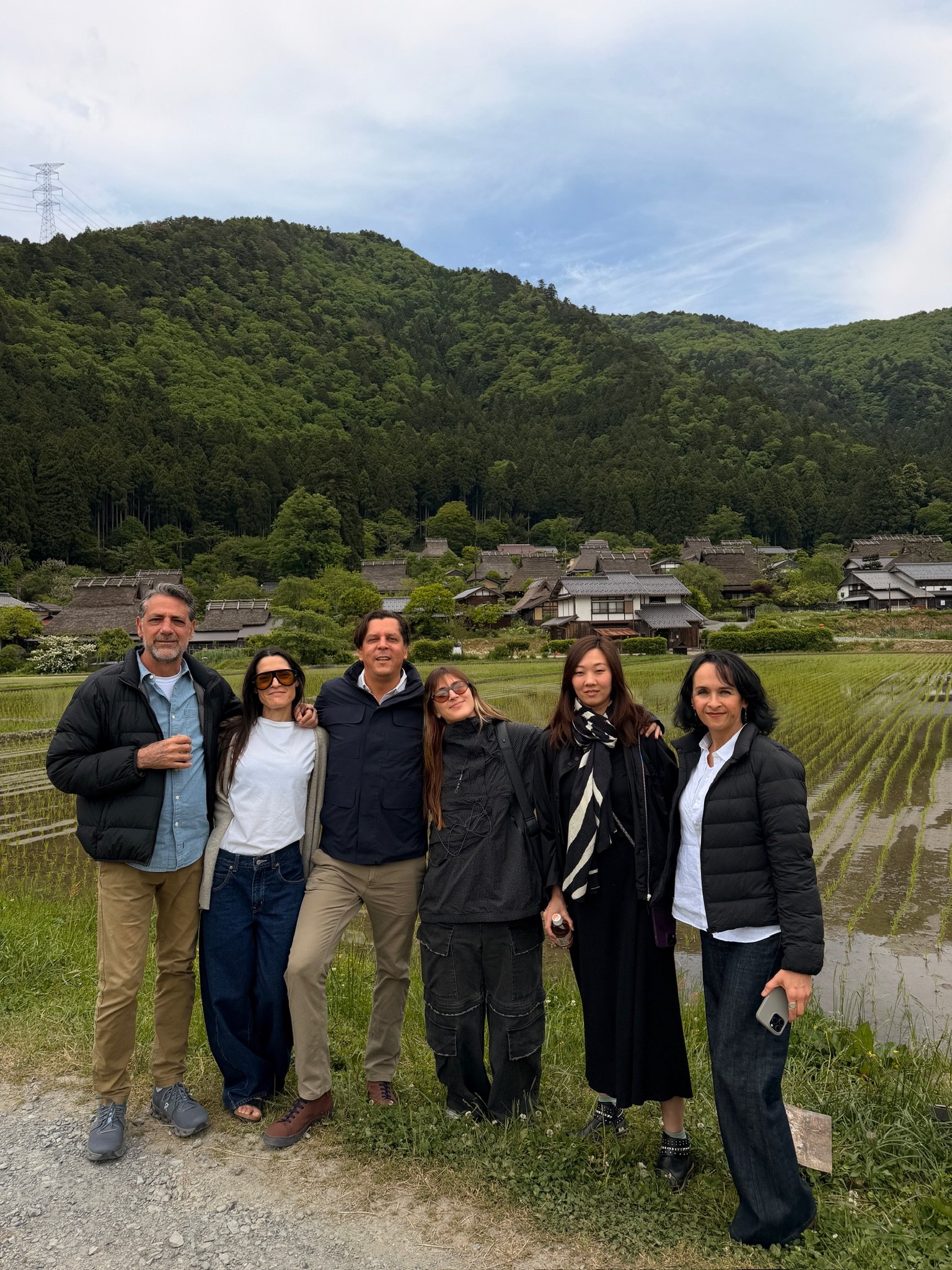 Grupo de viajeros frente a un paisaje rural de Japón