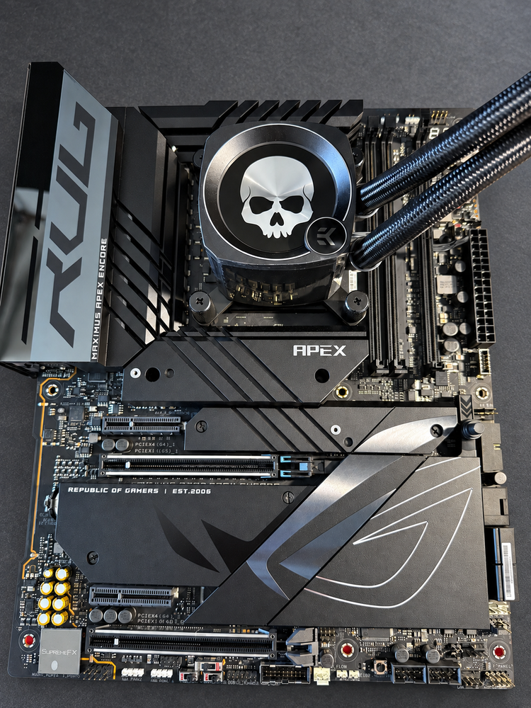 Mainboard mit montierter Prozessorkühlung