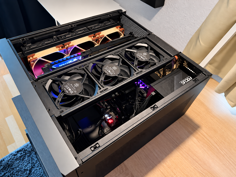 Kompaktes PC-System mit geöffnetem Gehäuse
