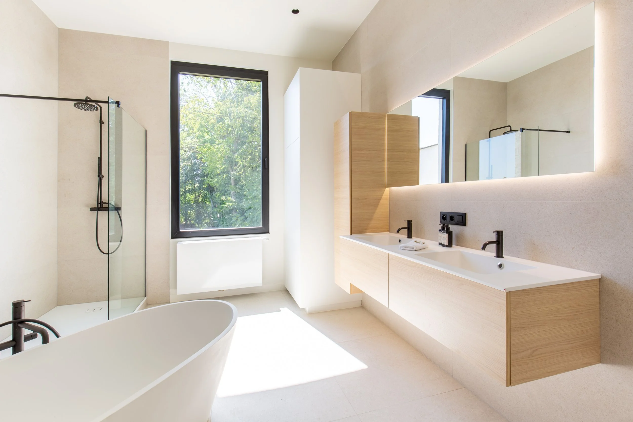 Modern Bathroom with tub