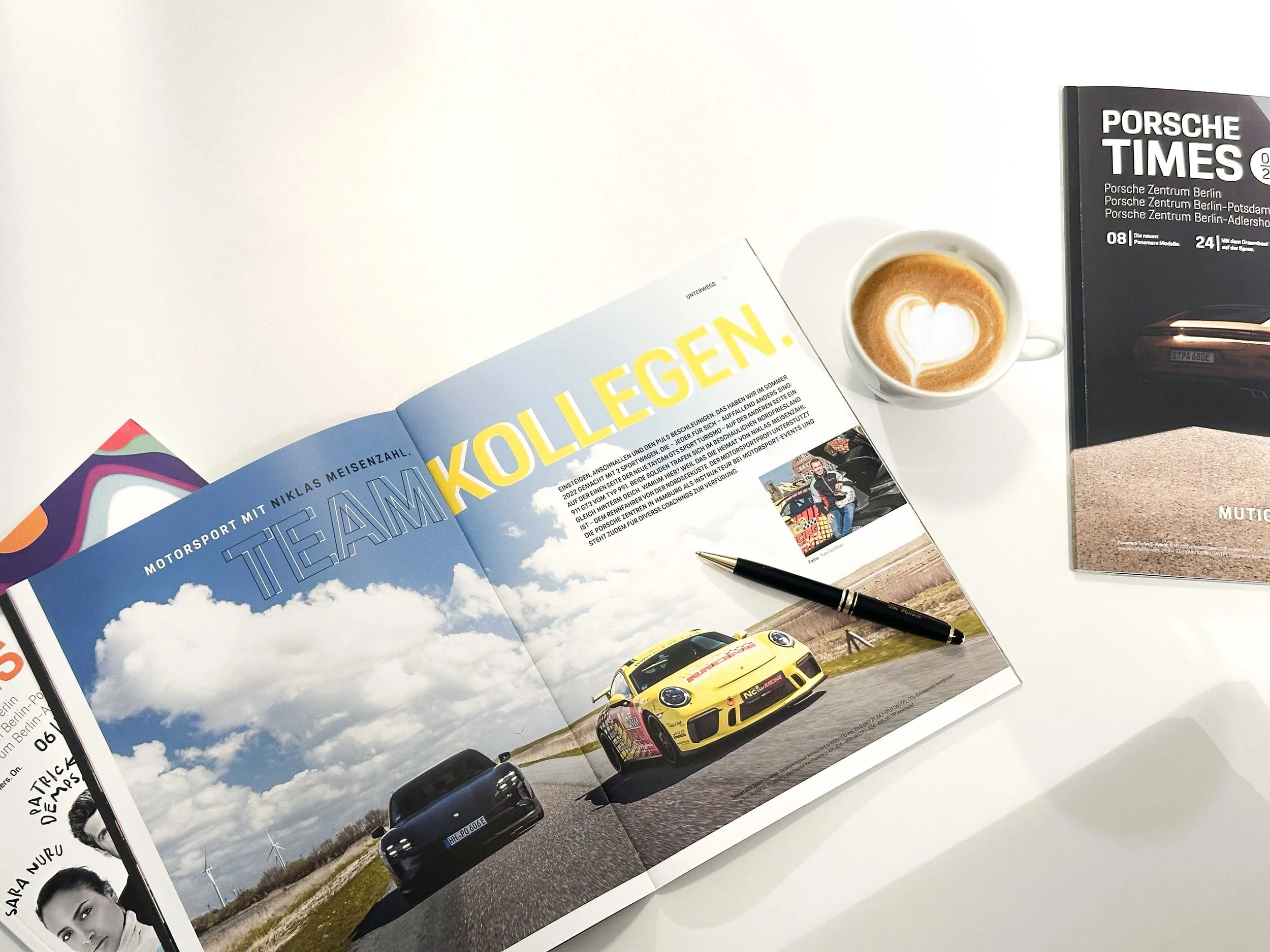 Ein hochwertiges Magazin liegt aufgeklappt auf einem Tisch.