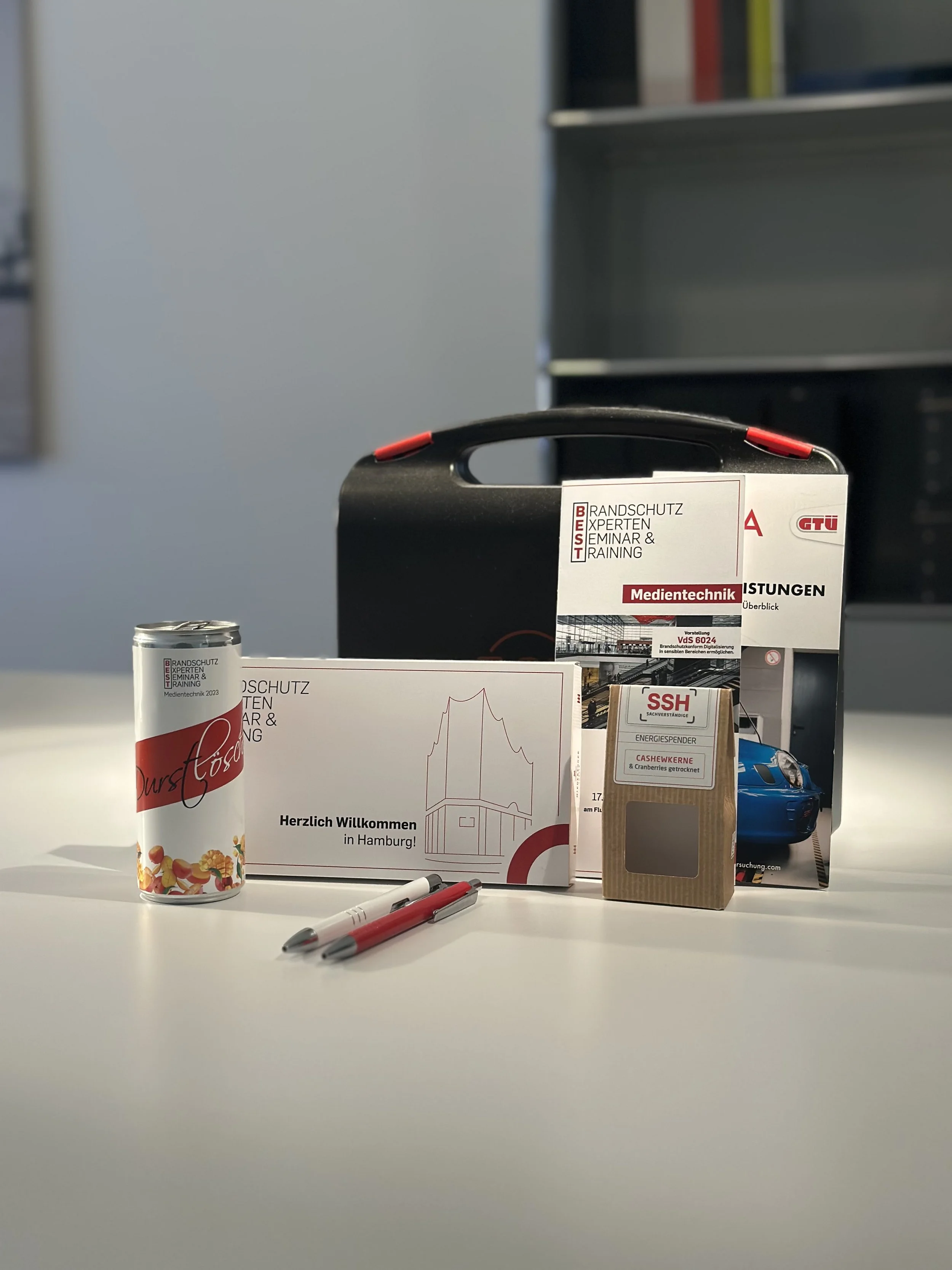 Einige Werbemittel werden auf einem Tisch zur Schau gestellt.