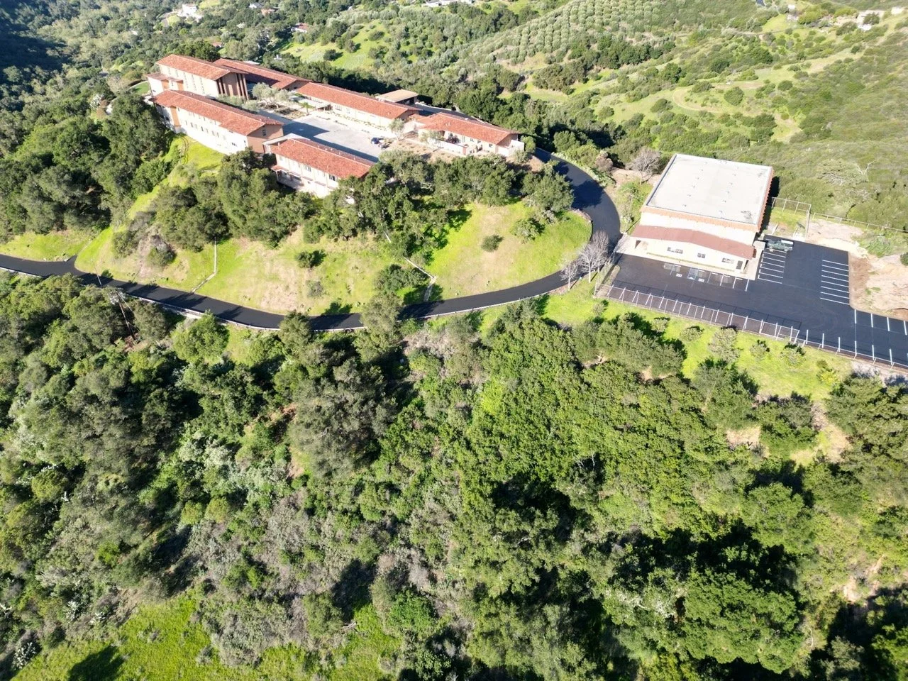 Wide-angle view of Valinor Sport Center gymnasium