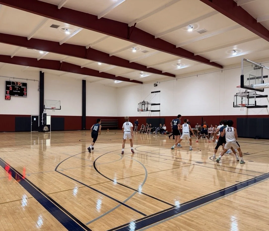Wide-angle view of Valinor Sport Center gymnasium