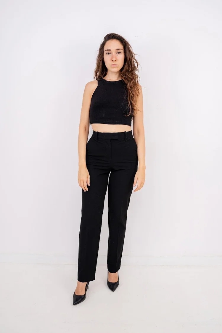 Polaroid per agenzia: modella in total black, figura intera su fondo bianco