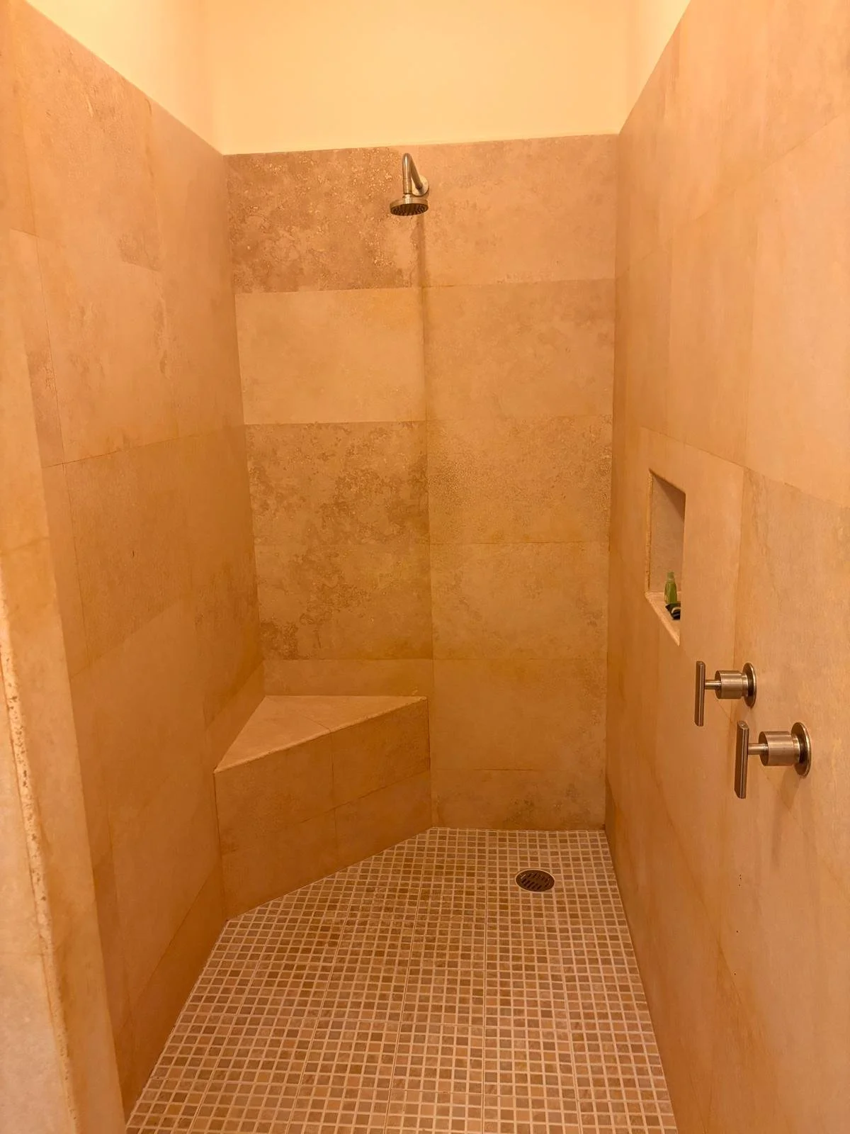 Unit 325, Vivo Resorts Clubhouse studio: Bathroom