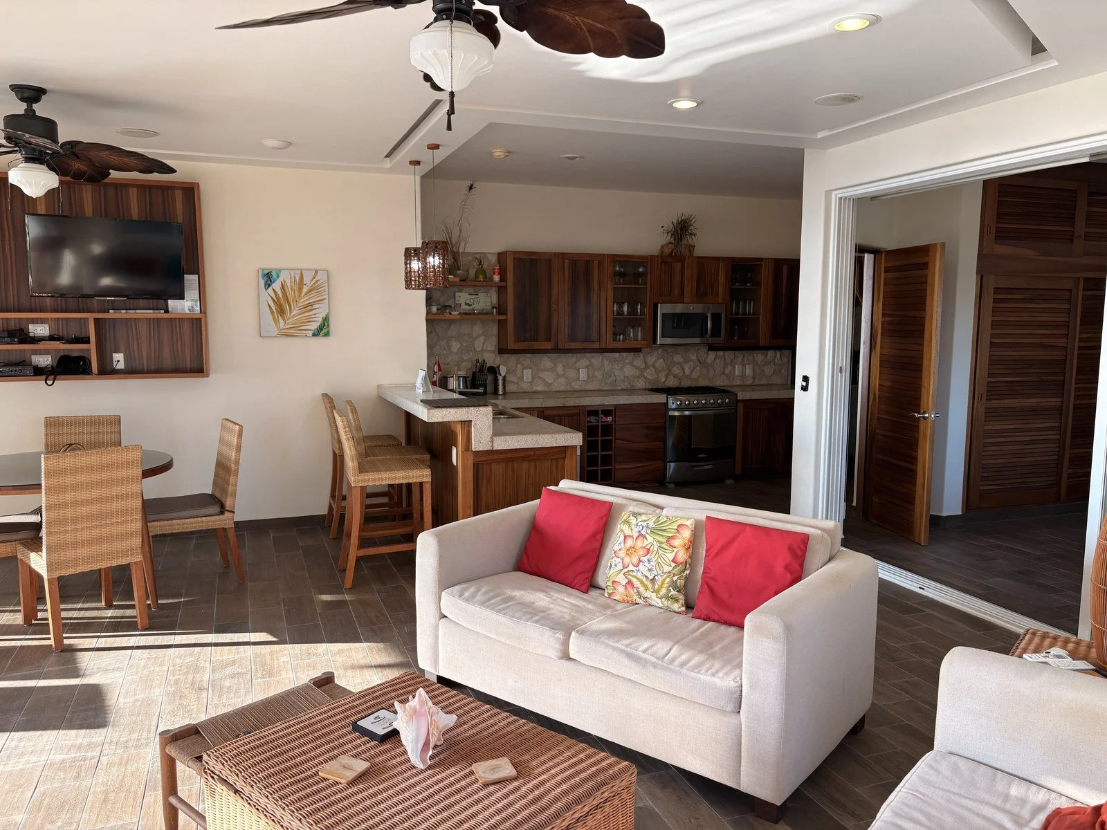 Unit 425, Building D, Vivo Resorts: Living area 4