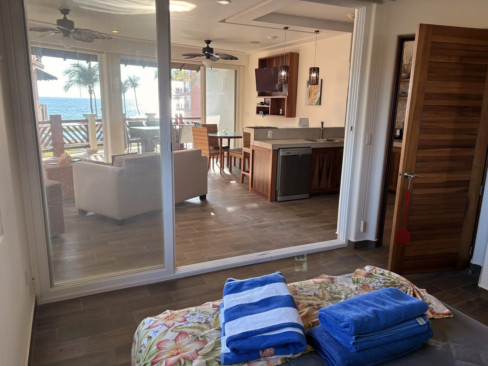 Unit 425, Building D, Vivo Resorts: Living area 6