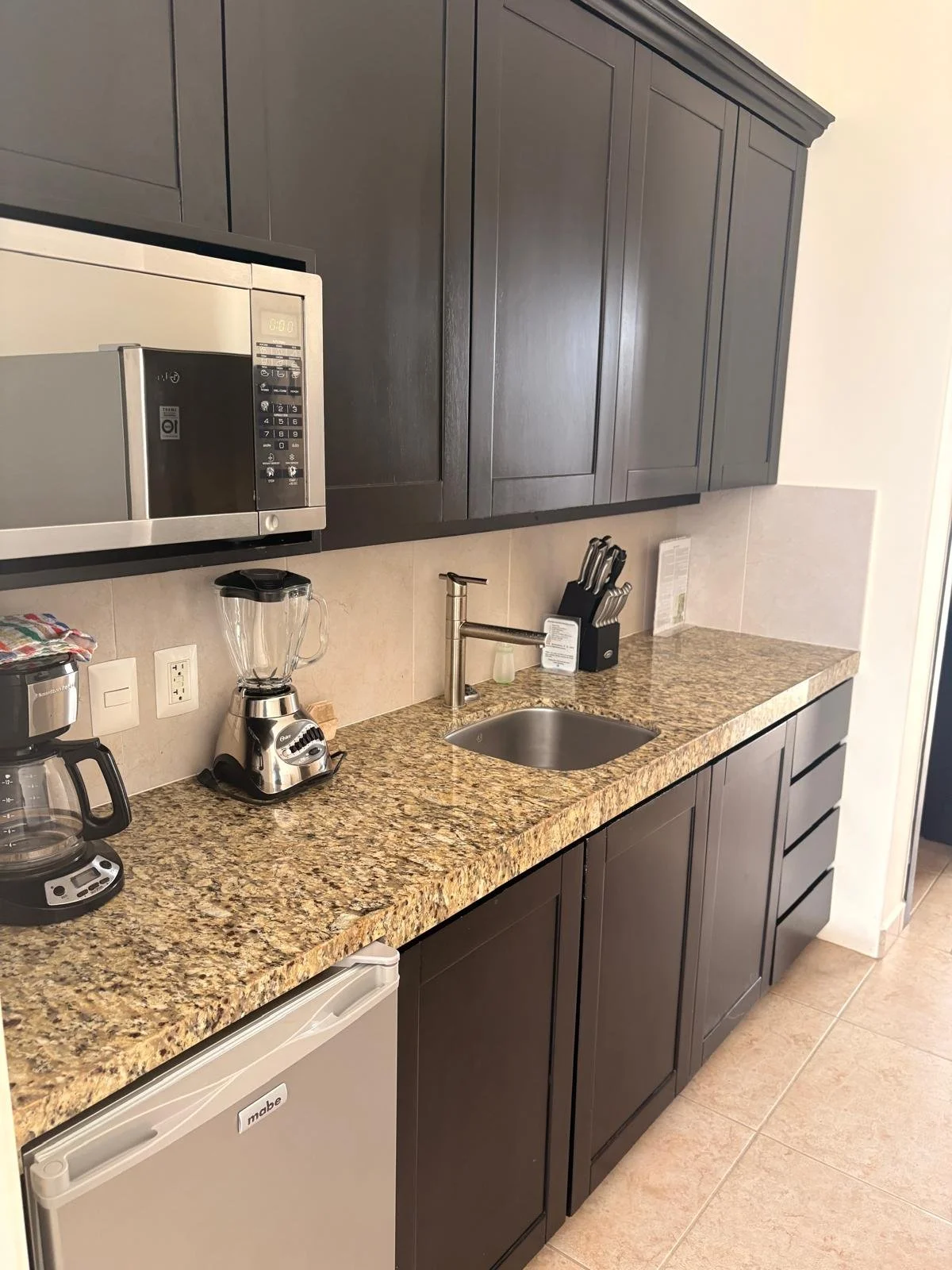 Unit 325, Vivo Resorts Clubhouse studio: Kitchen