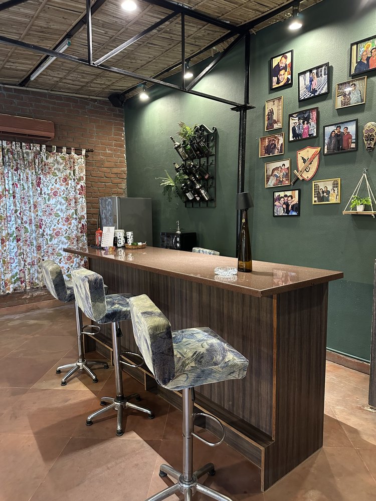 Farmhouse Tavern lounge