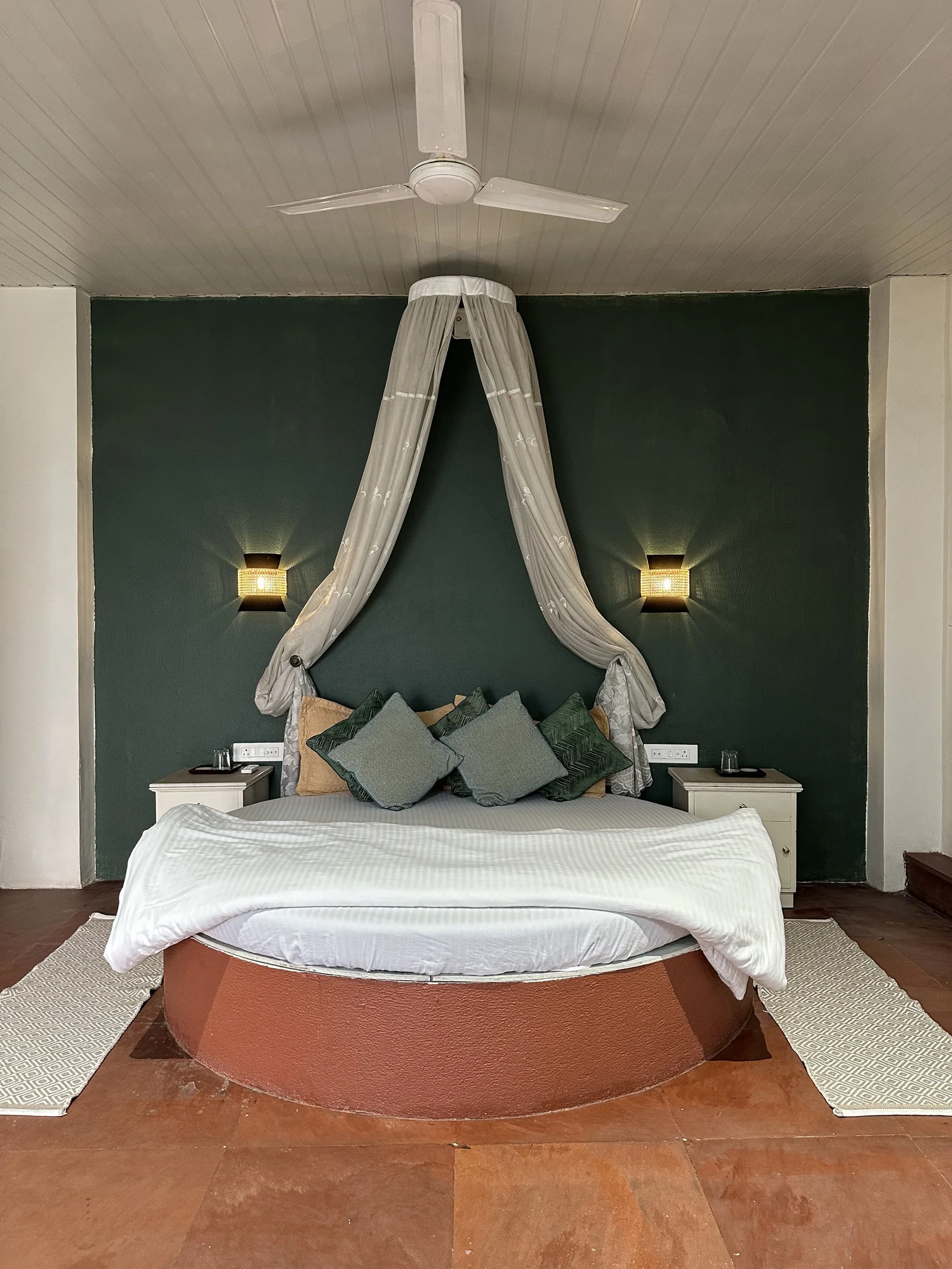 Suite with canopy bed