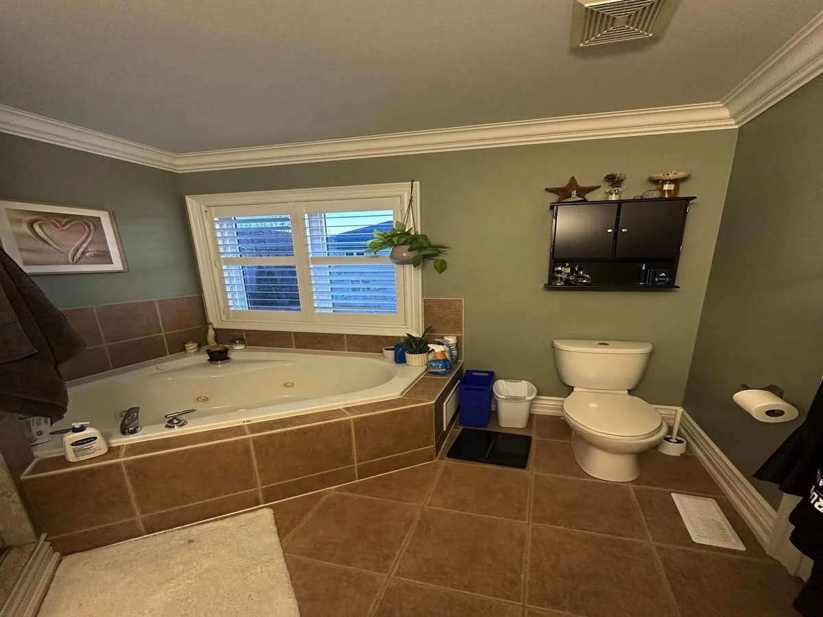 Bathroom before renovation in Toronto