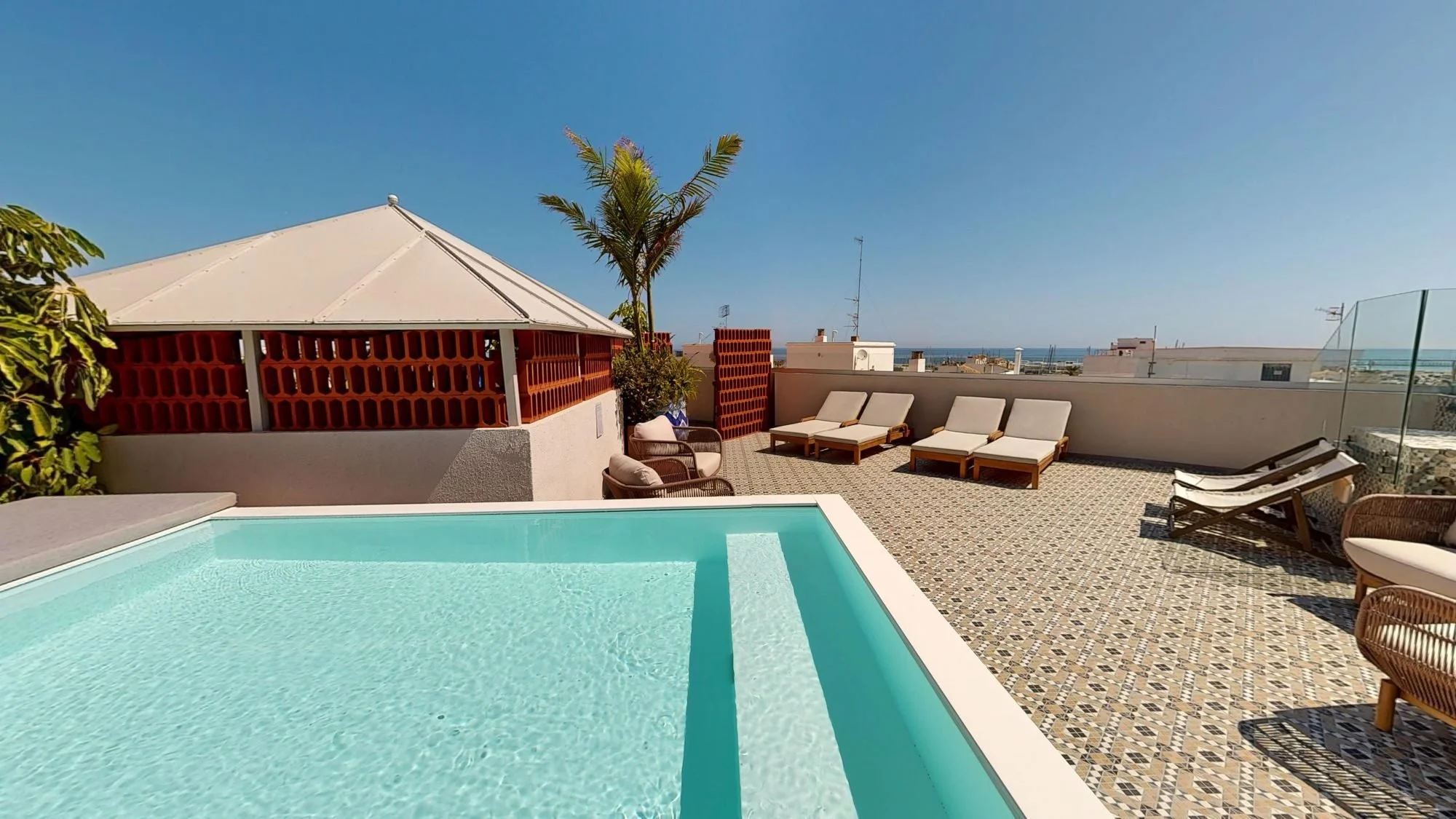 Piscina y terraza de NOMADA HOUSE