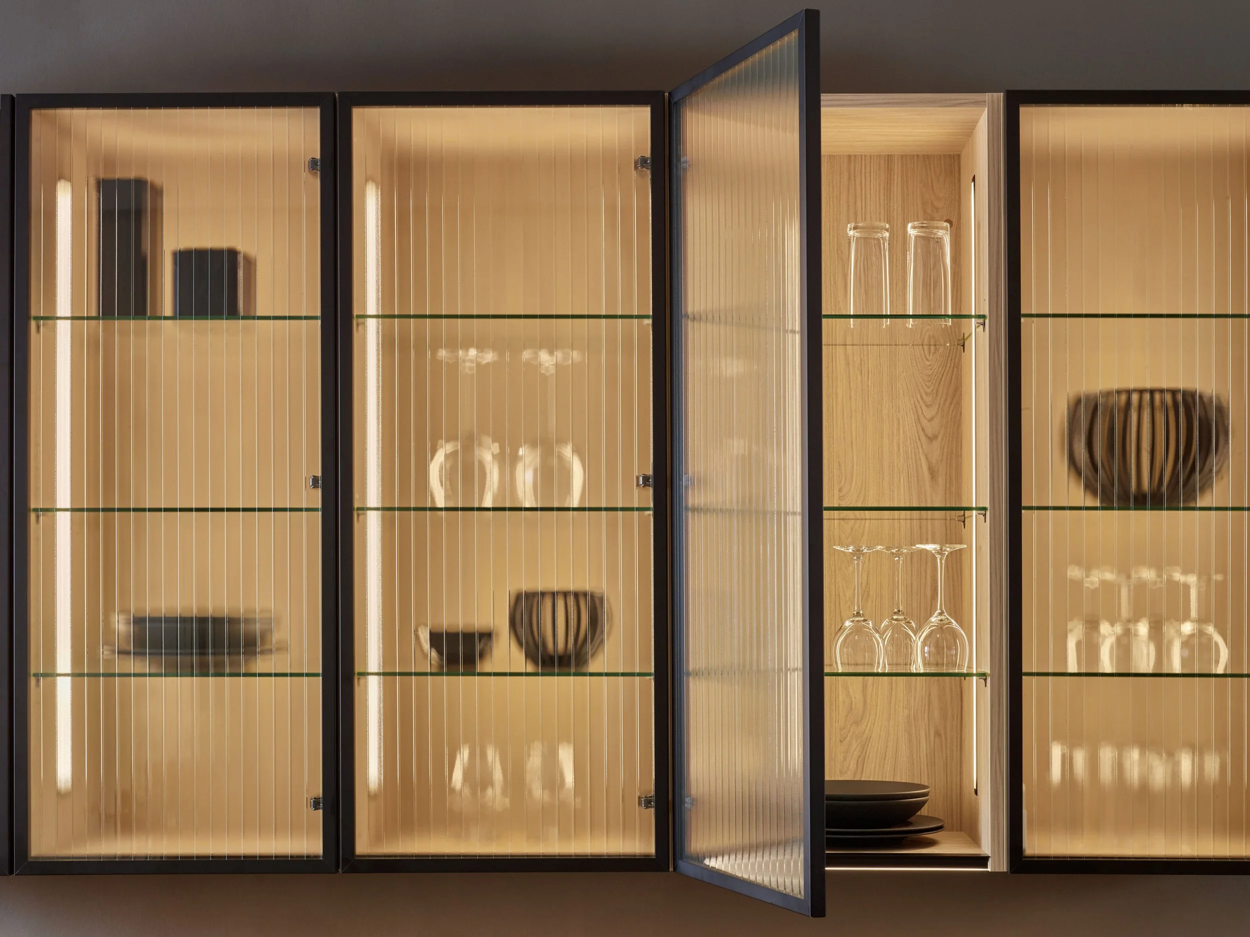 Beleuchtete Glasvitrine mit Riffelglas aus der Signature-Linie Stretta