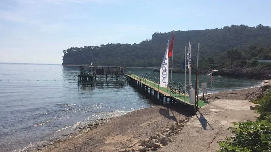 Le ponton de l’ancien Club Med Kemer (Turquie), qui s’avance dans la mer au pied d’une colline boisée