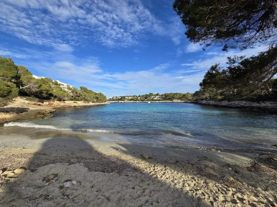 La crique de Porto Petro, à Majorque (Espagne), vue depuis l’Ikos Porto Petro, sur le site de l’ancien Club Med