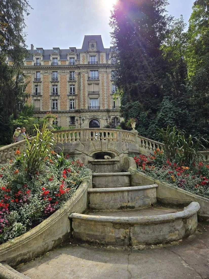Le grand bâtiment et son escalier au Club Med Vittel Ermitage (France)