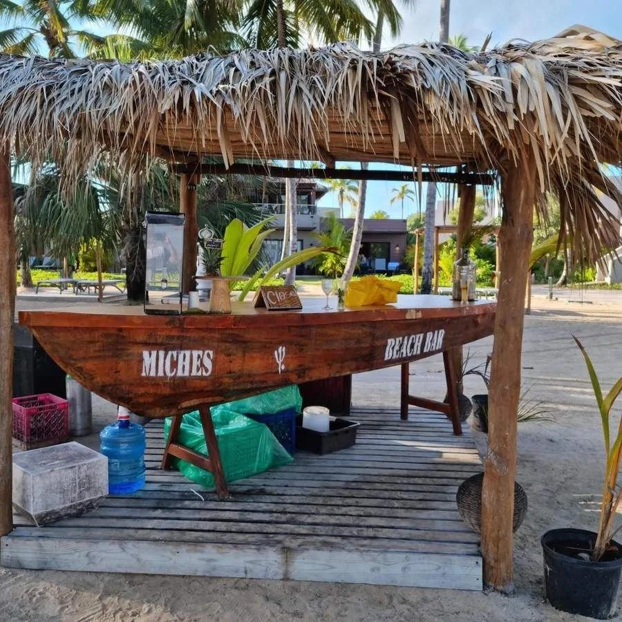 Le bar de plage en forme de bateau « Miches Beach Bar » au Club Med Michès Playa Esmeralda (République dominicaine)